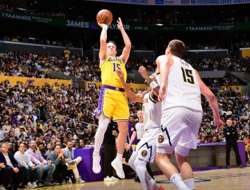 开云集团-全美热搜第一！里夫斯2罚1中+反弹绝平：轰32+7+6救赎两致命失误