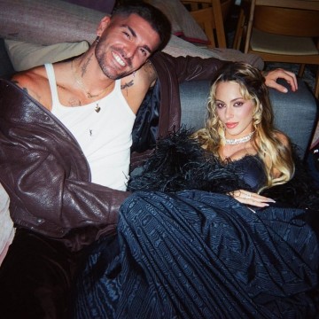 开云集团-天后伴侣😍德保罗未婚妻29岁生日，两人甜蜜自拍，梅西出席派对